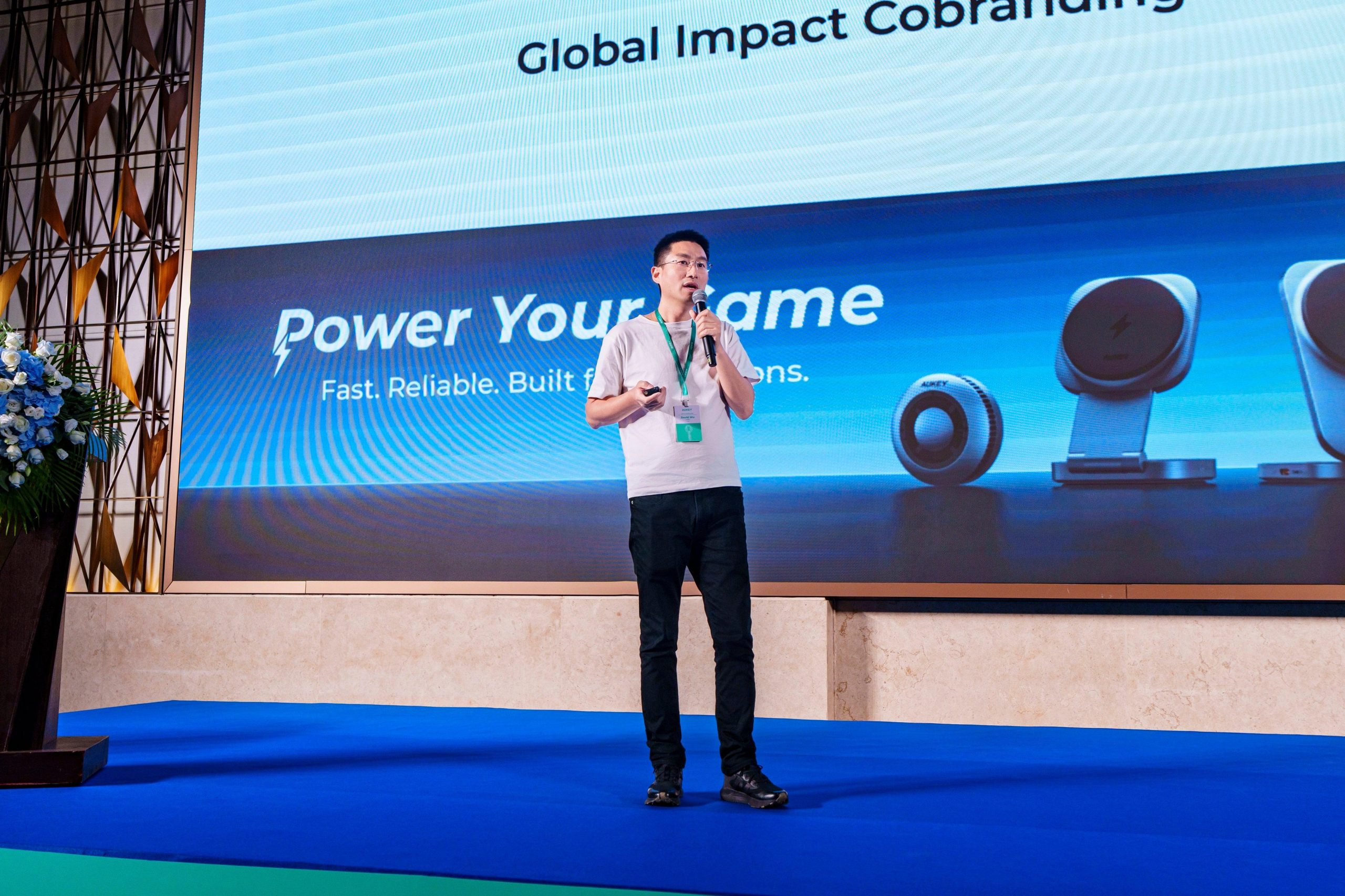 Ông David Wu, Phó Chủ tịch AUKEY, phát biểu khai mạc sự kiện ra mắt dòng sản phẩm sạc không dây Qi 2.2.